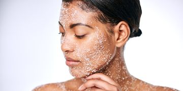 El arte de exfoliar la piel: ¿químicos o naturales?