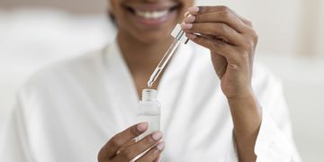 La importancia de la hidratación facial: sueros vs. cremas faciales